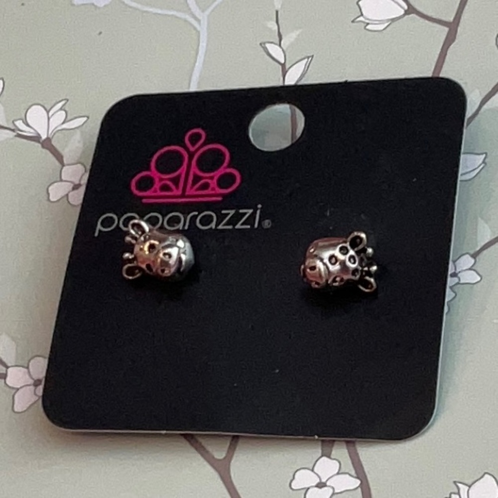 ❄️ Paparazzi | Silver Giraffe Studs Kids Shabby Chic